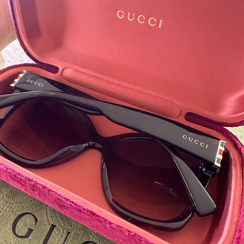 Authentic Gucci Tortoiseshell Frame Sunglasses wi… - image 3